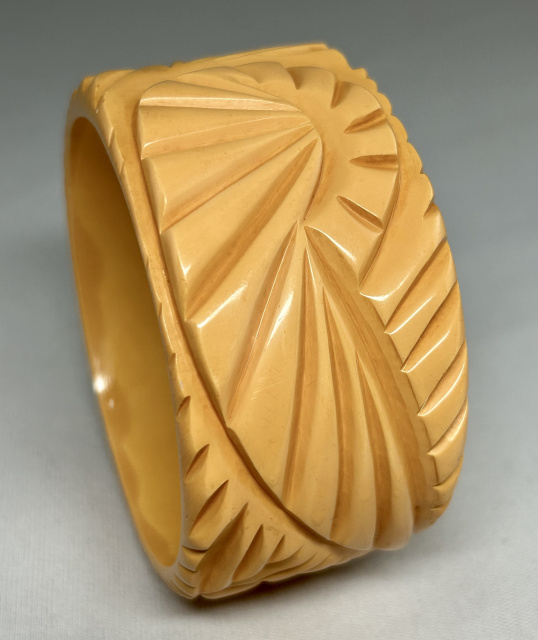 BB549 wide swoosh or comet carved corn bakelite bangle